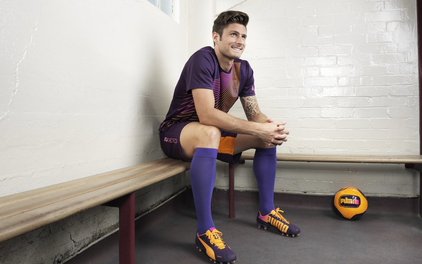 达米恩·麦肯齐：凭借冷静的判断力和精准的传球，他主宰了全黑队进攻